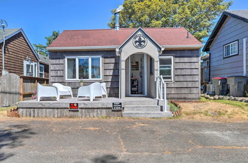 Photo 4 - Quaint 'sur La Mer' Cottage w/ Deck, Fire Pit