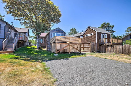 Photo 7 - Quaint 'sur La Mer' Cottage w/ Deck, Fire Pit