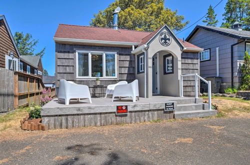 Photo 8 - Quaint 'sur La Mer' Cottage w/ Deck, Fire Pit