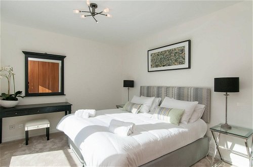 Photo 13 - 379 Luxury 3 Bedroom City Centre Apartment With Private Parking and Lovely Views Over Arthur s Seat