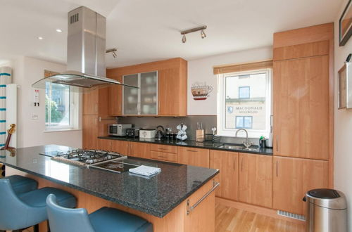 Photo 5 - 379 Luxury 3 Bedroom City Centre Apartment With Private Parking and Lovely Views Over Arthur s Seat