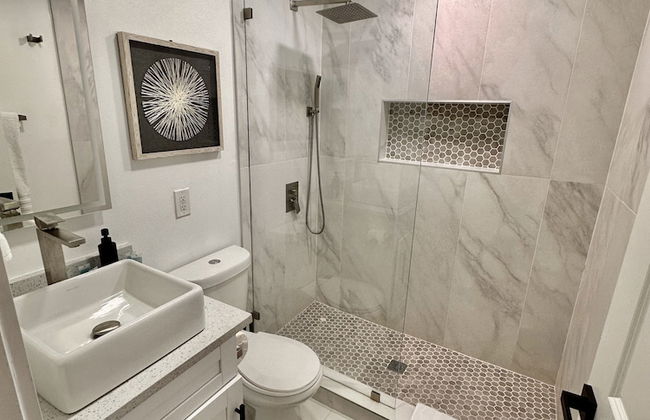 NEW Mid Century Modern Largo Retreat - Foto 15