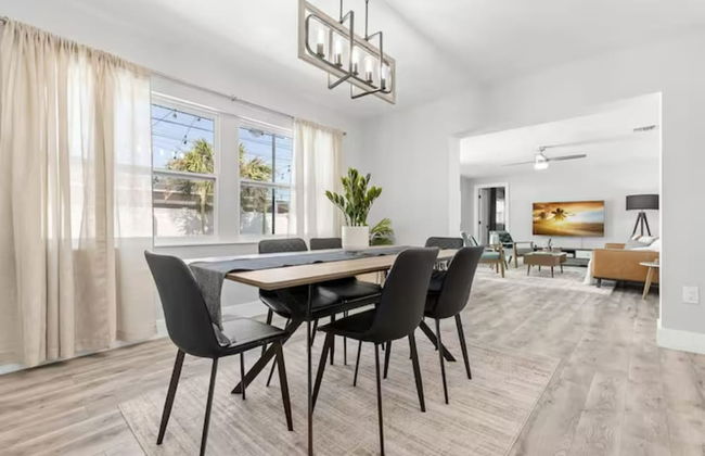 NEW Mid Century Modern Largo Retreat - Foto 8