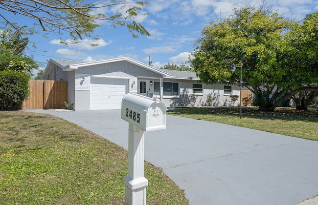 NEW Mid Century Modern Largo Retreat - Foto 22