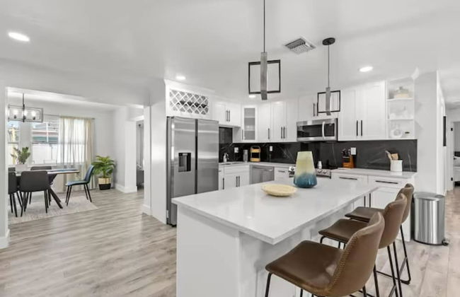 NEW Mid Century Modern Largo Retreat - Foto 7
