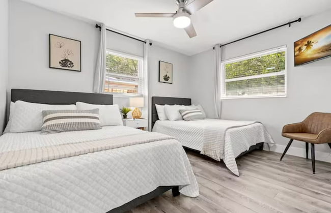 NEW Mid Century Modern Largo Retreat - Foto 4