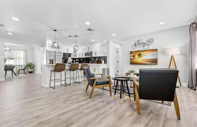 NEW Mid Century Modern Largo Retreat - Foto 10