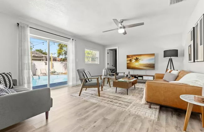 NEW Mid Century Modern Largo Retreat - Foto 9