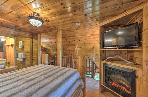 Foto 15 - Alpine Adventures: Cozy Log Cabin w/ Deck & Views