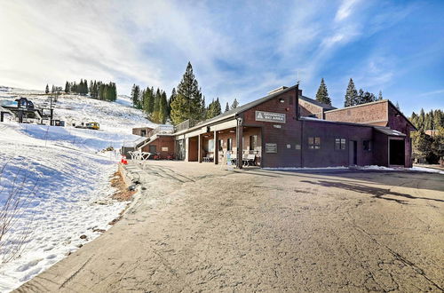 Foto 17 - Luxurious Tahoe Donner Home w/ Golf Course Views