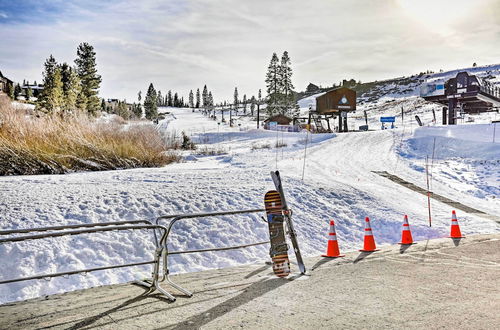 Photo 18 - Luxurious Tahoe Donner Home w/ Golf Course Views