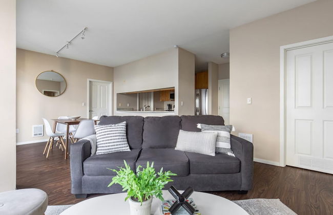 Bellevue Sophisticated 2BD 2BA Apartment - Photo 7