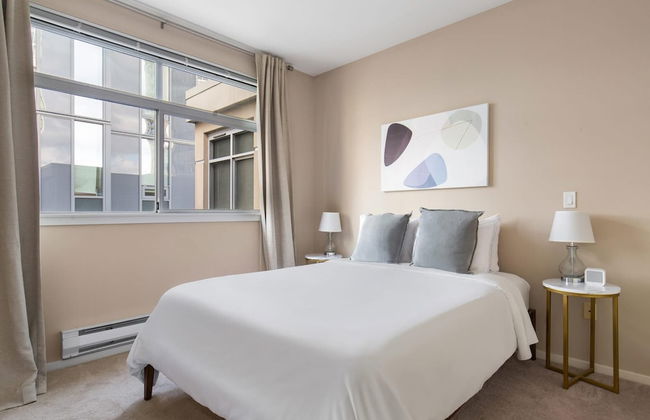 Bellevue Sophisticated 2BD 2BA Apartment - Photo 11