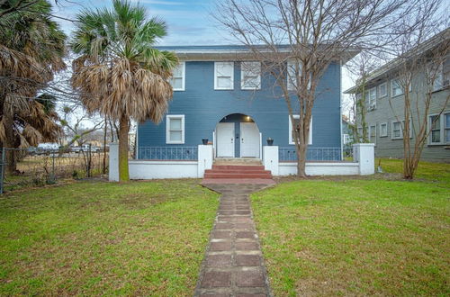 Photo 1 - Impressive Cozy Historic 3BR Apt Near Downtown