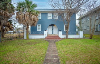 Photo 1 - Impressive Cozy Historic 3BR Apt Near Downtown