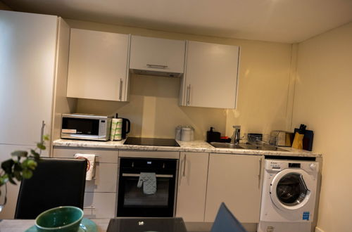 Photo 14 - Remarkable 3-bed Apartment in London