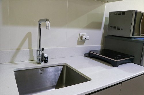 Photo 5 - Minimalist and Comfort 1BR at Gold Coast Apartment