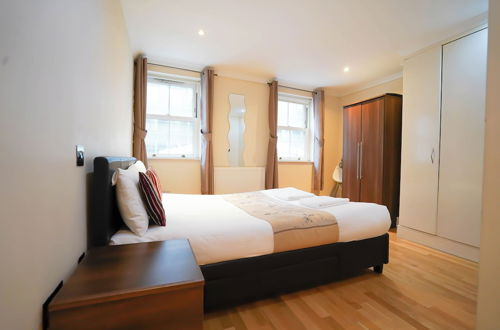 Foto 4 - Cosy 2-bed 2 Bathroom Apartment in London