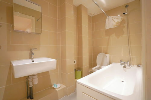 Foto 12 - Cosy 2-bed 2 Bathroom Apartment in London