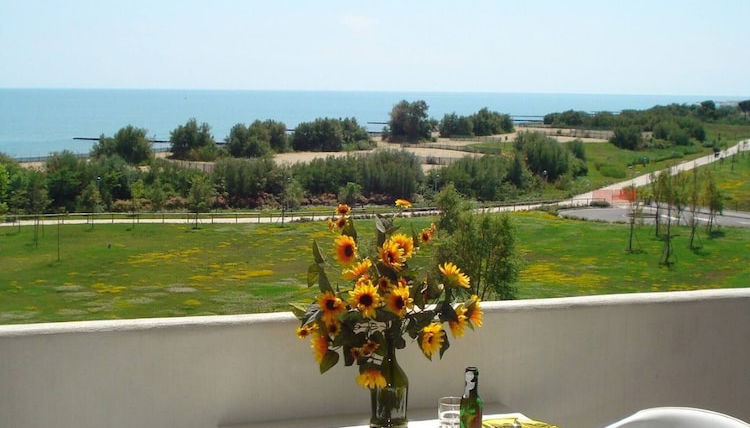 Foto 1 - Welcoming Flat With Large Balcony