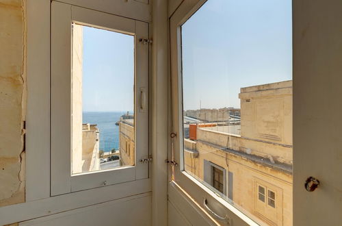 Photo 2 - Luxurious 2BR Apartment in Valletta