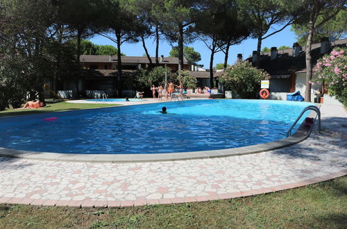 Photo 8 - Colorful Apartment With Shared Pool and Garden