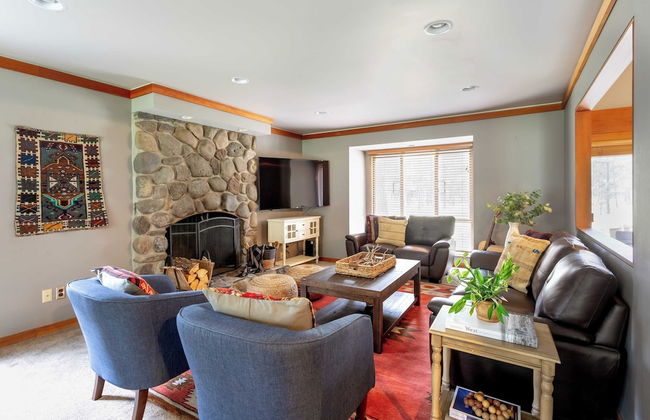 Skylight by Avantstay Elevated Mountain Home w/ Hot Tub, Billiards, Large Patio - Foto 7