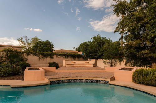 Photo 6 - Desert Ridge by Avantstay Spacious Oasis w/ Pool & Hot Tub