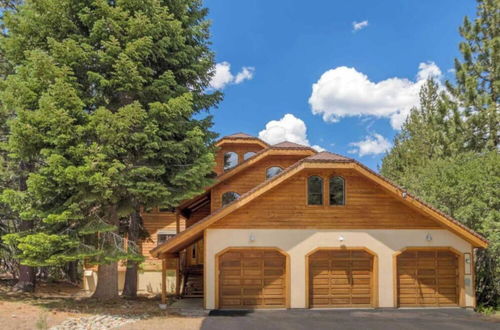 Photo 12 - Black Bear by Avantstay Spacious Viking Lodge in Tahoe Donner w/ Game Room & Hot Tub