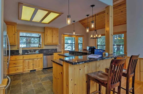 Foto 5 - Black Bear by Avantstay Spacious Viking Lodge in Tahoe Donner w/ Game Room & Hot Tub