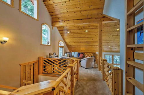 Foto 14 - Black Bear by Avantstay Spacious Viking Lodge in Tahoe Donner w/ Game Room & Hot Tub