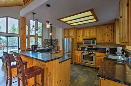 Foto 4 - Black Bear by Avantstay Spacious Viking Lodge in Tahoe Donner w/ Game Room & Hot Tub