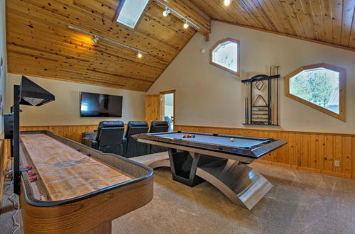 Foto 16 - Black Bear by Avantstay Spacious Viking Lodge in Tahoe Donner w/ Game Room & Hot Tub