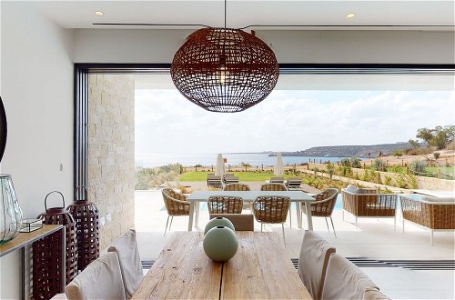 Foto 12 - Sanders Konnos Bay Nefeli - Fabulous 5-bedroom Villa On the Beach Front