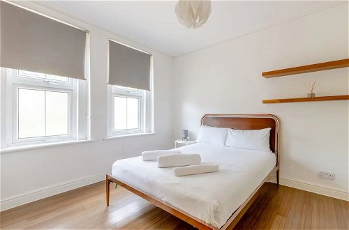 Photo 4 - Spacious 2 Bedroom in Gorgeous Camberwell With Garden