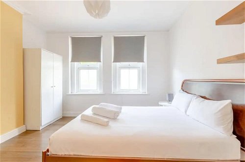 Photo 5 - Spacious 2 Bedroom in Gorgeous Camberwell With Garden