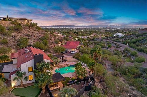 Photo 28 - Desert Lagoon by Avantstay Luxury Phoenix Home w/ Entertainers Backyard