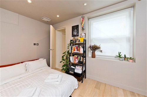Photo 4 - Contemporary Flat With Private Patio in Primrose Hill by UnderTheDoormat