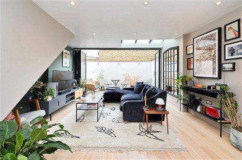 Photo 8 - Contemporary Flat With Private Patio in Primrose Hill by UnderTheDoormat