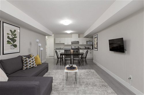 Foto 19 - Tastefully Furnished Newly Updated 2 BD Central Lynn Valley North Vancouver