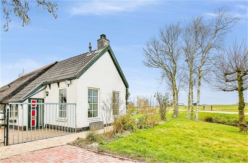 Photo 2 - Quaint Holiday Home in Gerkesklooster with Hot Tub, Sauna & Fenced Garden