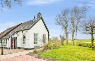 Foto 2 - Quaint Holiday Home in Gerkesklooster with Hot Tub, Sauna & Fenced Garden