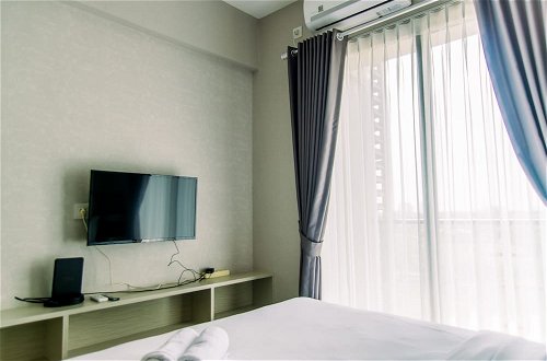 Photo 12 - Nice And Fancy Studio Room At Sky House Bsd Apartment