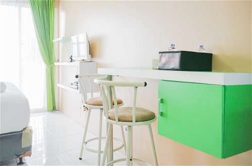 Photo 4 - Cozy Studio Apartment at Tamansari Skylounge near Soetta Airport