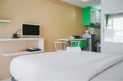 Photo 15 - Cozy Studio Apartment at Tamansari Skylounge near Soetta Airport
