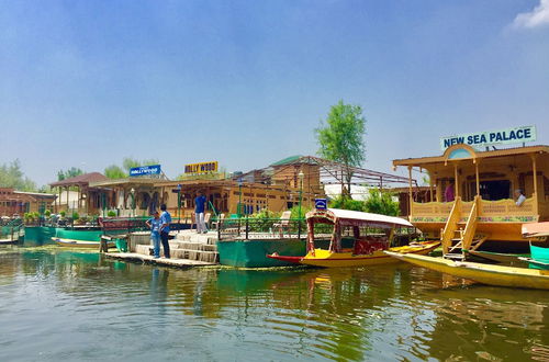 Photo 18 - New Sea Palace Houseboats