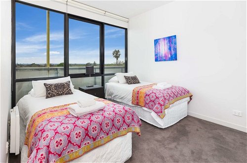 Photo 2 - Executive Apartment With Bay Views