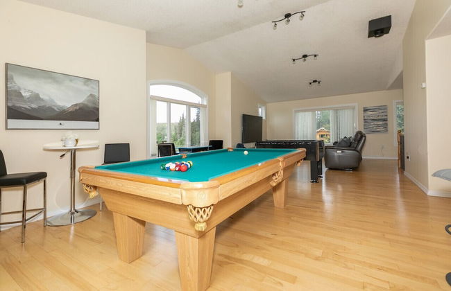 LUXURIOUS 5-Br Acreage | Year-Round Heated Pool & HotTub | Mtn View | Pool Table - Foto 32