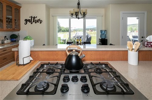 Foto 12 - LUXURIOUS 5-Br Acreage | Year-Round Heated Pool & HotTub | Mtn View | Pool Table