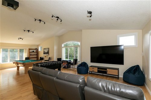 Foto 16 - LUXURIOUS 5-Br Acreage | Year-Round Heated Pool & HotTub | Mtn View | Pool Table